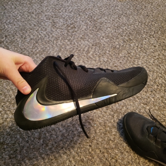 black Nike basketball shoes - Picture 5 of 7